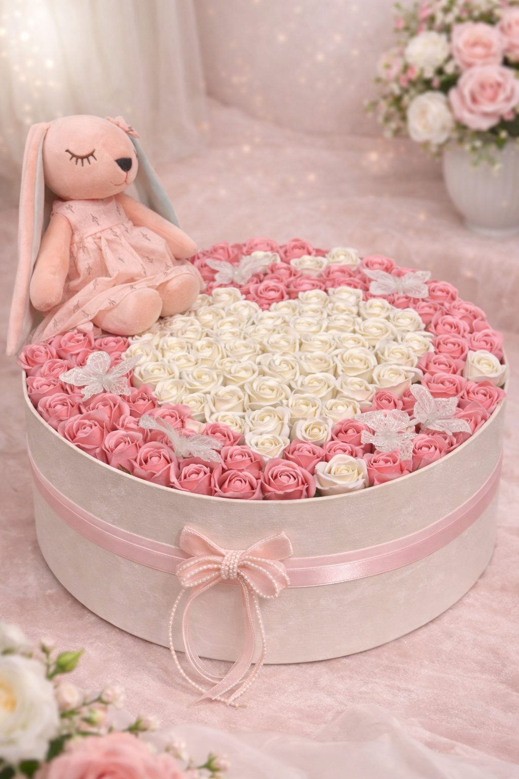 Cutie cadou premium cu trandafiri de săpun și pluș – aranjament floral delicat pentru botez / mir