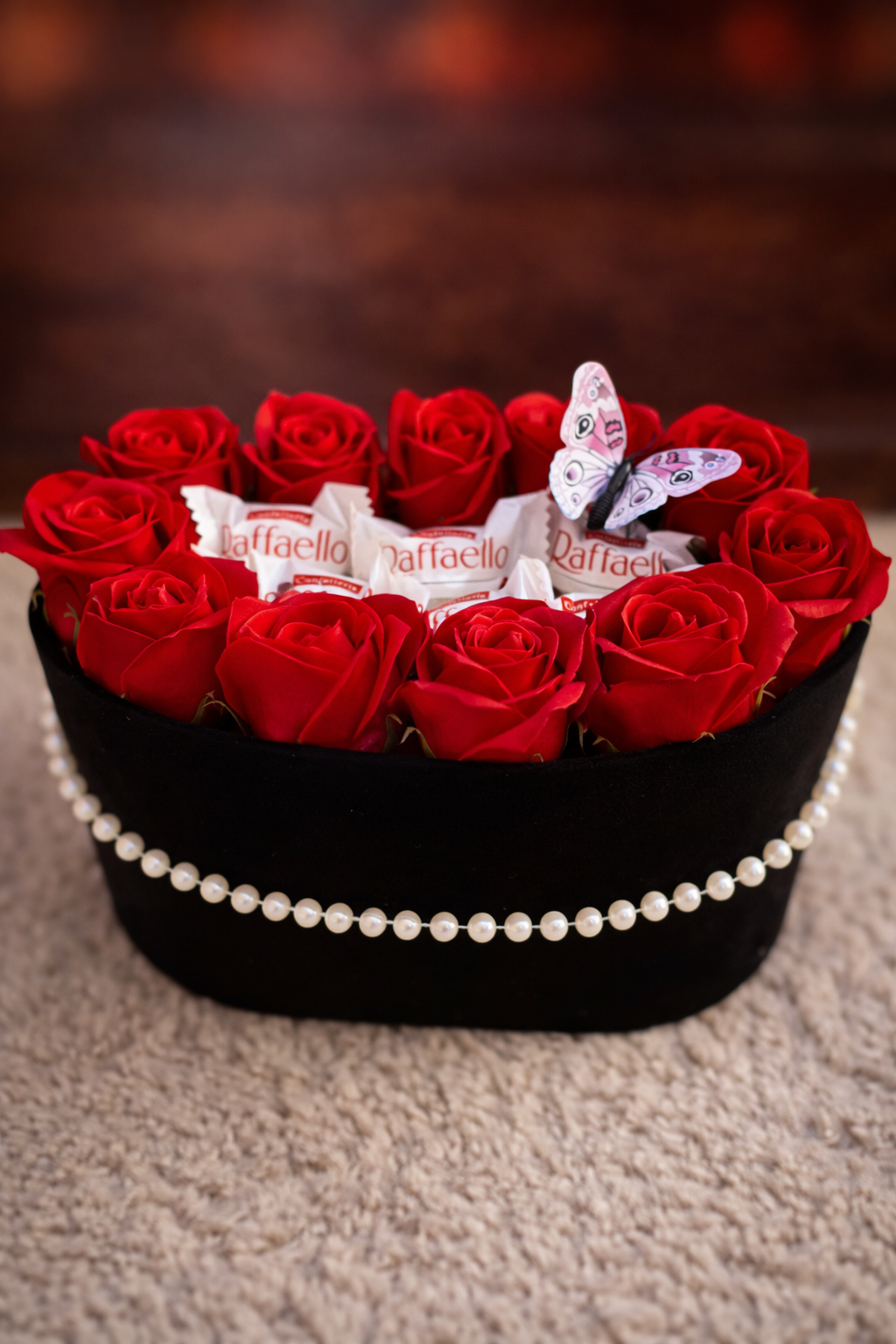 Gift Box Floral cu Trandafiri Roșii și Raffaello – Cadou Elegant Premium