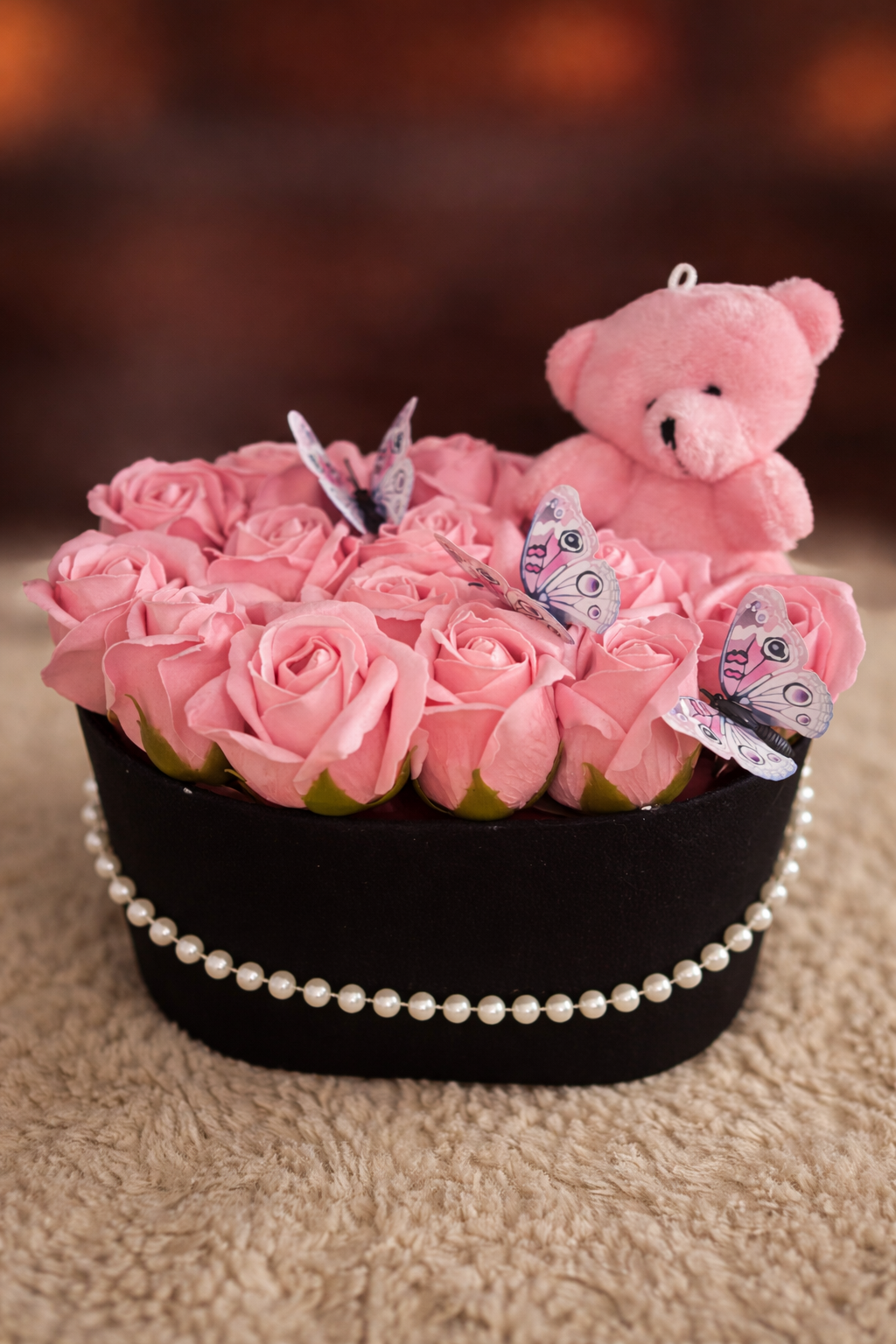 Gift Box Floral cu Trandafiri Roz, Fluturași și Ursuleț – Cadou Delicat Premium