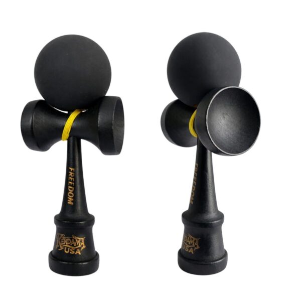 Kendama Freedom USA Neagră 18 cm – Bilă Cauciucată Mată, Lemn Premium, Ață de Rezervă Inclusă | Jucărie de Îndemânare & Reflexe