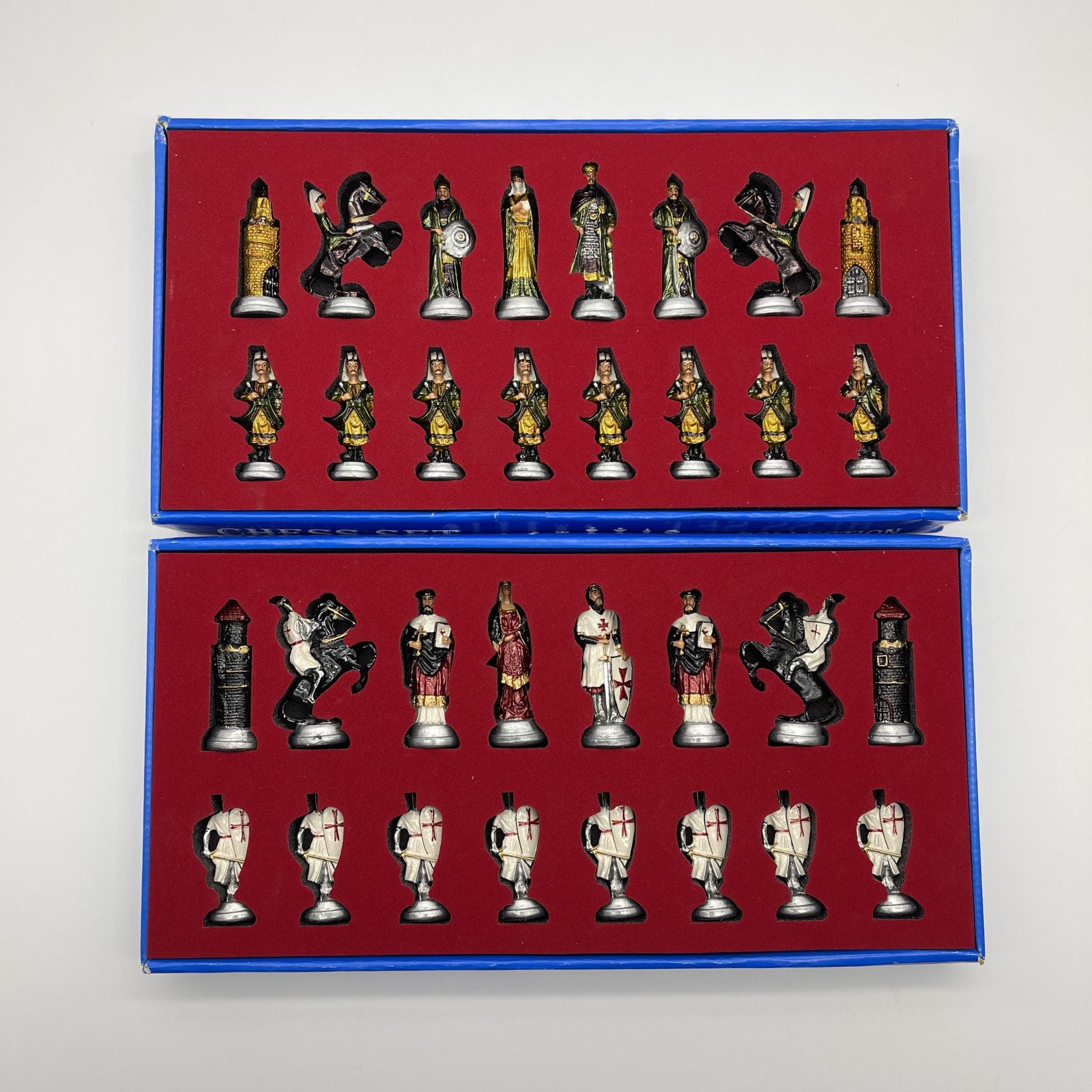 Set șah tematic de colecție – piese metalice sculptate – cutie elegantă cu catifea