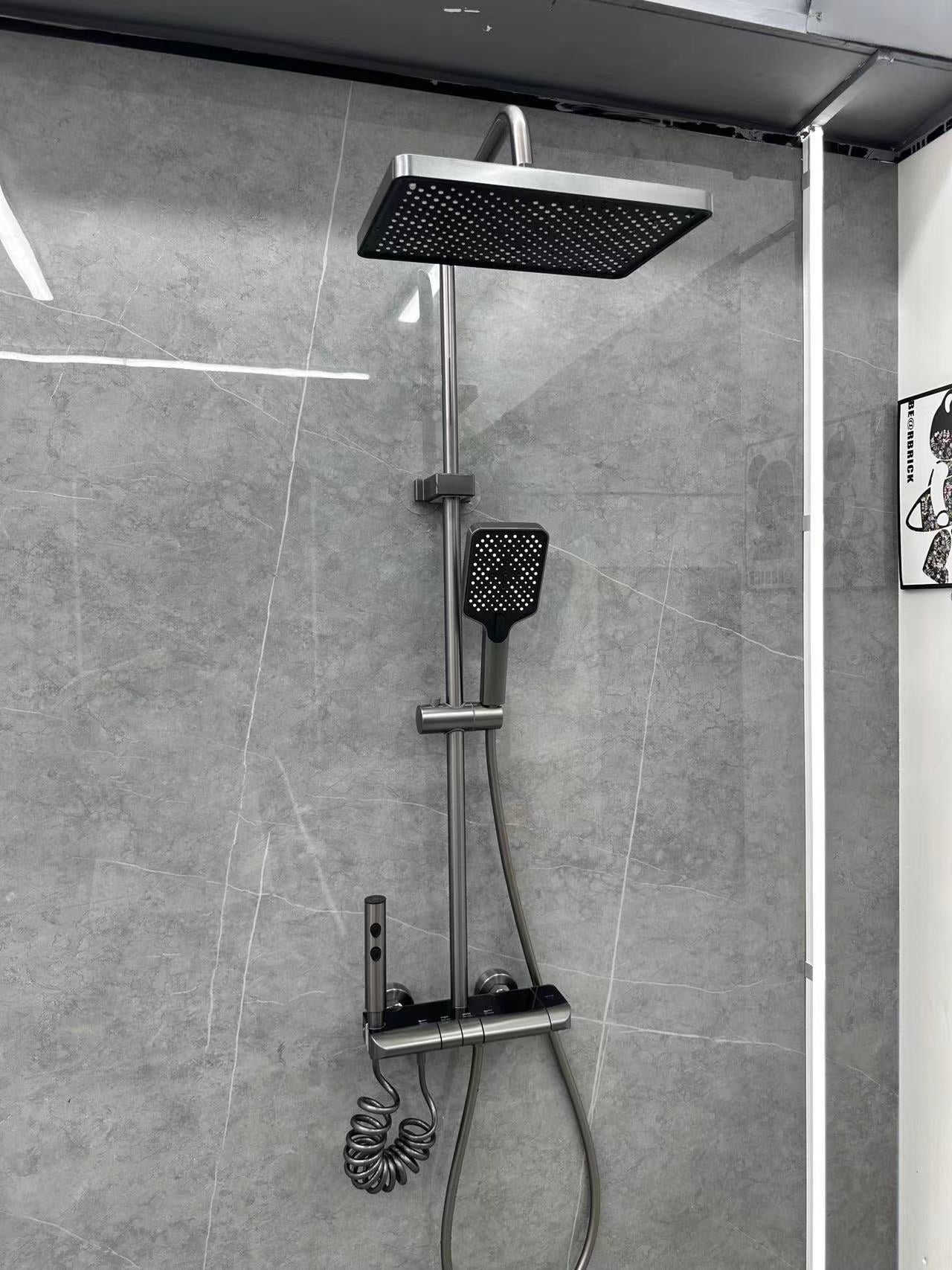 Set de duș digital 4 în 1 termostatic din aluminiu premium – finisaj negru mat / gri metalic, cap pătrat tip ploaie, design modern, montaj pe perete