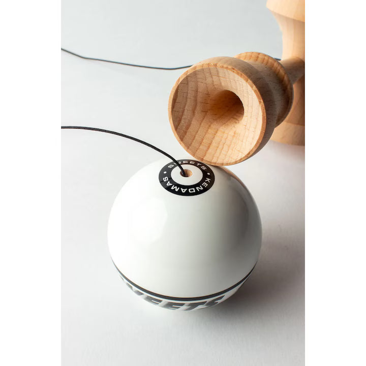 Kendama Sweets Starter Amped Shape White – Sticky Grip, Formă Amped, Model Ideal pentru Începători și Copii