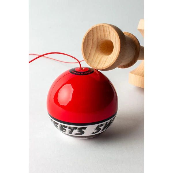 Kendama Sweets Starter Amped Shape Roșu – Sticky Grip, Rulment & Ață Rezervă | Model Premium pentru Începători și Intermediari