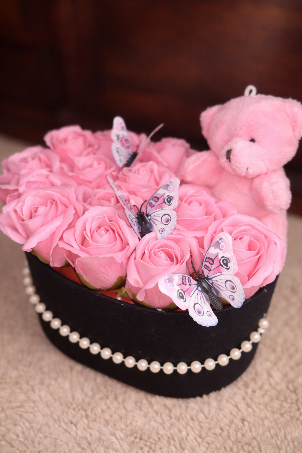 Gift Box Floral cu Trandafiri Roz, Fluturași și Ursuleț – Cadou Delicat Premium