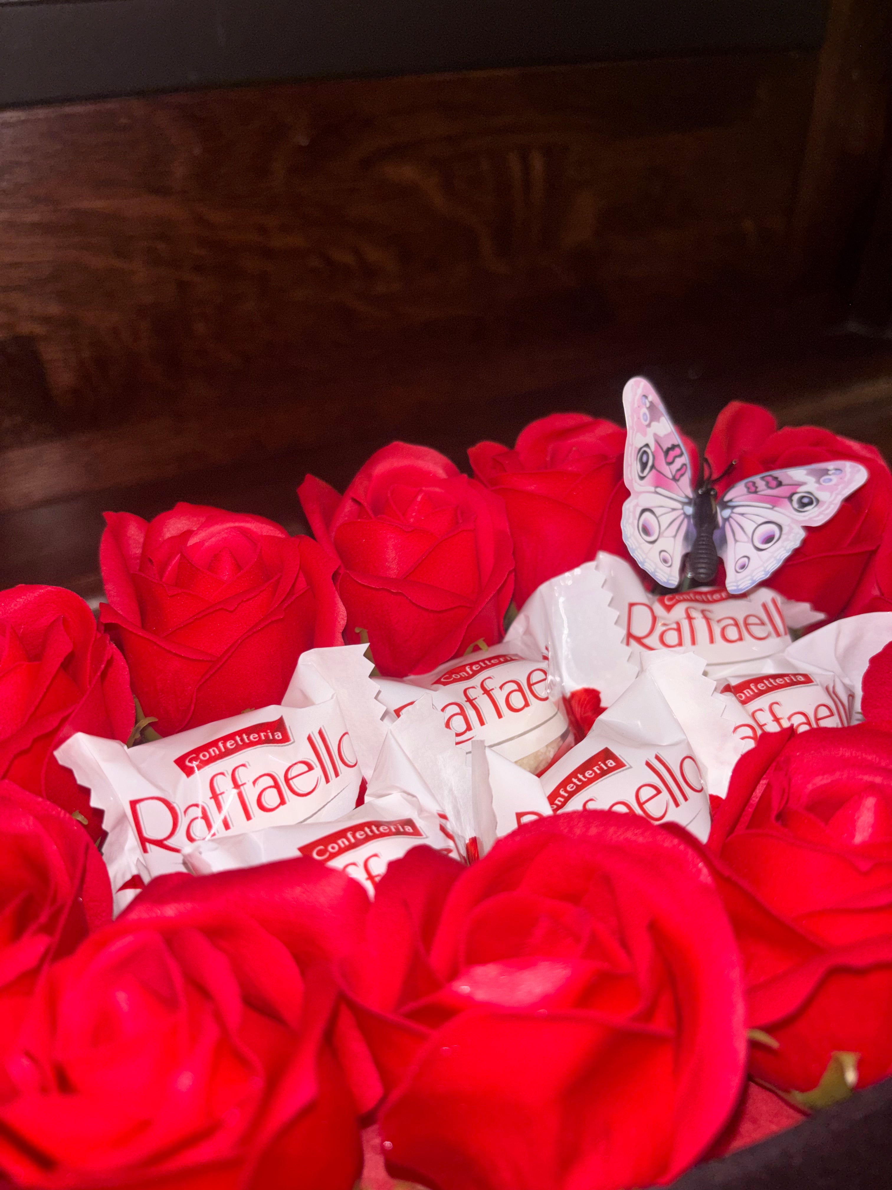 Gift Box Floral cu Trandafiri Roșii și Raffaello – Cadou Elegant Premium