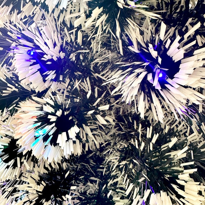 Titlu Produs: Brad Artificial de Craciun cu Varfuri Ninse, Instalatie LED si Fibra Optica, Stea Inclusa, Suport Metalic, 210 cm